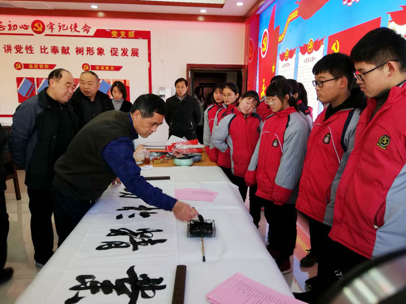 書(shū)畫(huà)協(xié)會(huì)名家進(jìn)育才 義寫(xiě)春聯(lián)弘揚(yáng)書(shū)畫(huà)藝術(shù) 書(shū)畫(huà)協(xié)會(huì)名家進(jìn)育才 義寫(xiě)春聯(lián)弘揚(yáng)書(shū)畫(huà)藝術(shù)
