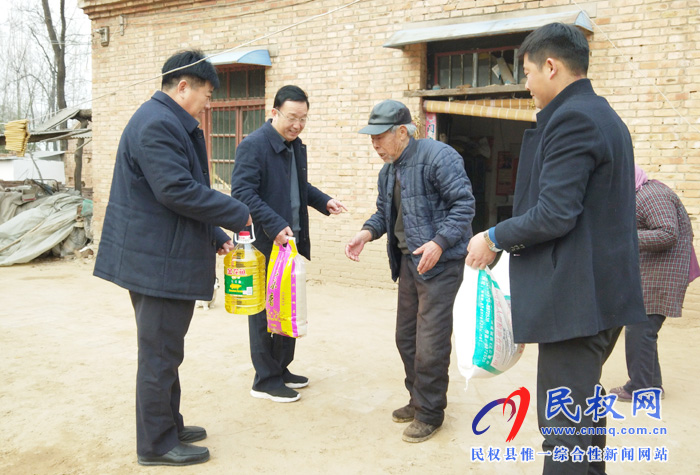 民權高新區(qū)情系貧困戶 慰問暖人心 民權高新區(qū)情系貧困戶 慰問暖人心