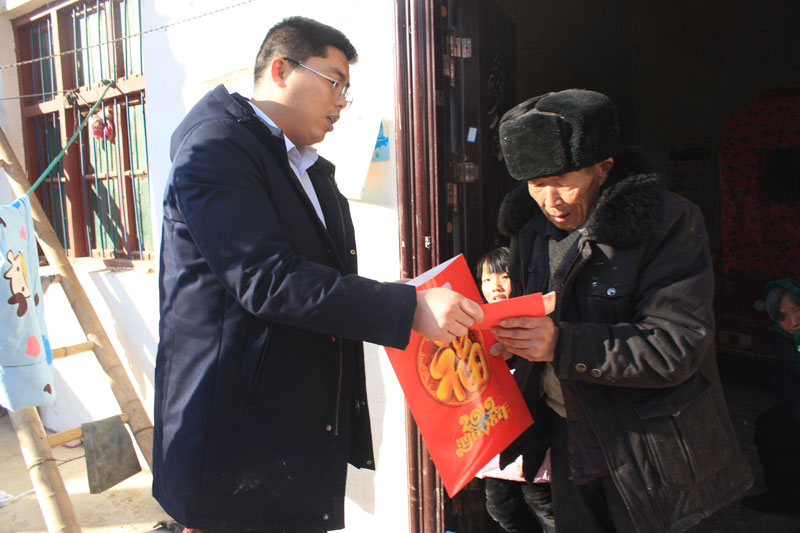 團委新春慰問老黨員、復轉(zhuǎn)軍人和貧困戶