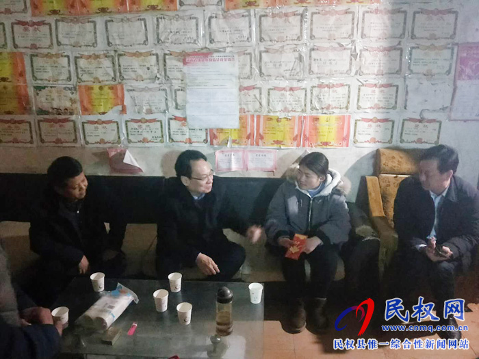 縣委常委、常務(wù)副縣長李啟峰到龍?zhí)伶?zhèn)慰問困難學(xué)生家庭
