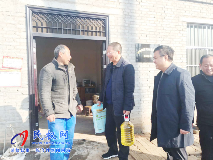 縣法院黨組書記、院長(zhǎng)邢寶書到王莊寨鎮(zhèn)走訪慰問(wèn)貧困群眾
