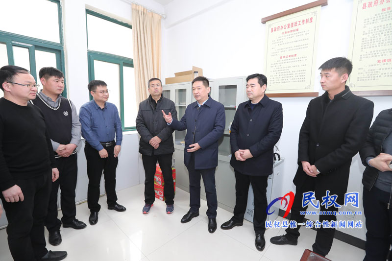 縣委常委、縣委辦公室主任孟亞松看望慰問春節(jié)期間值班人員