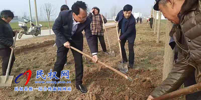 縣委常委、常務(wù)副縣長李啟峰參加林七鄉(xiāng)2019年春季義務(wù)植樹活動