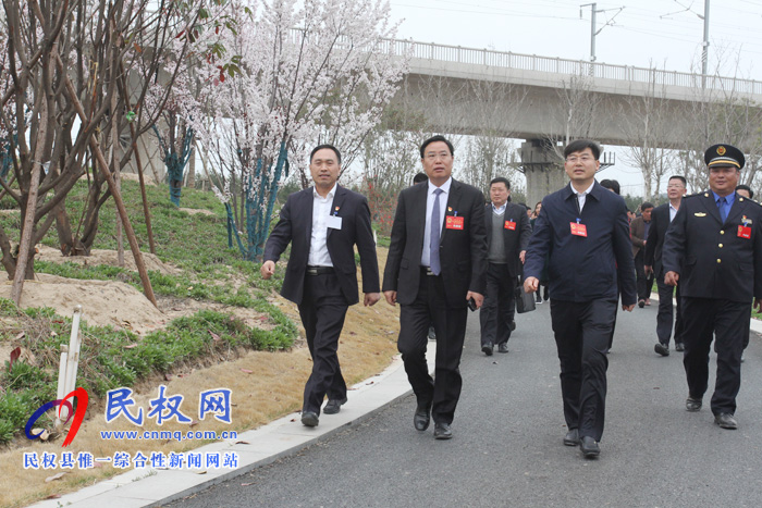 縣人大代表集中視察我縣重點項目建設(shè) 縣人大代表集中視察我縣重點項目建設(shè)