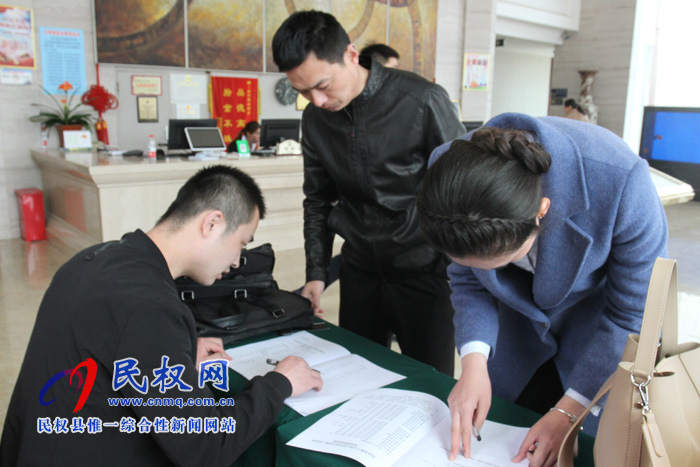 民權(quán)人大代表陸續(xù)報(bào)到 滿懷激情為民“代言” 民權(quán)人大代表陸續(xù)報(bào)到 滿懷激情為民“代言”