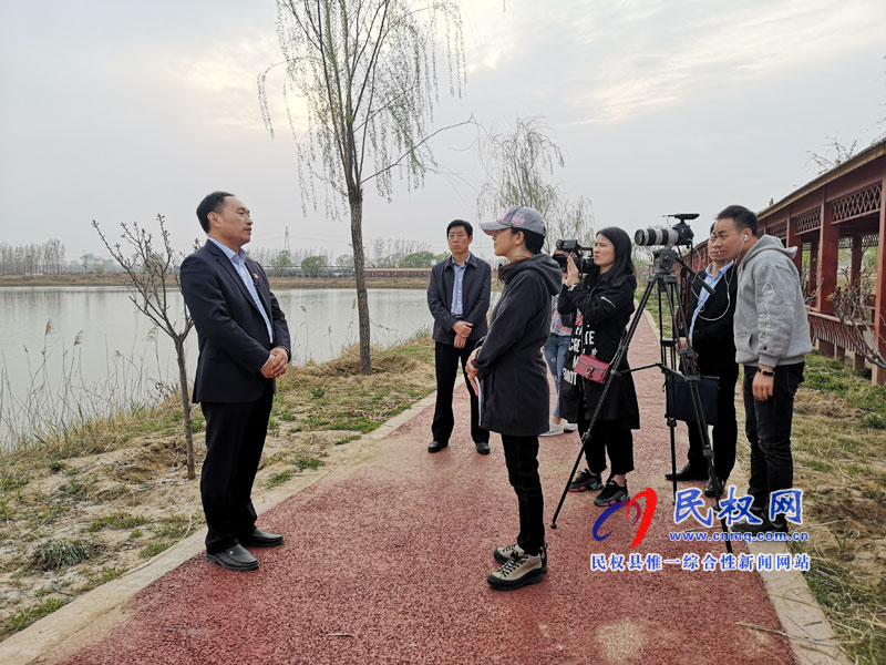 河南廣播電視臺“新聞聯(lián)播”欄目組到我縣采訪 河南廣播電視臺“新聞聯(lián)播”欄目組到我縣采訪