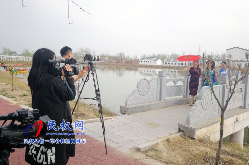 河南廣播電視臺“新聞聯(lián)播”欄目組到我縣采訪 河南廣播電視臺“新聞聯(lián)播”欄目組到我縣采訪
