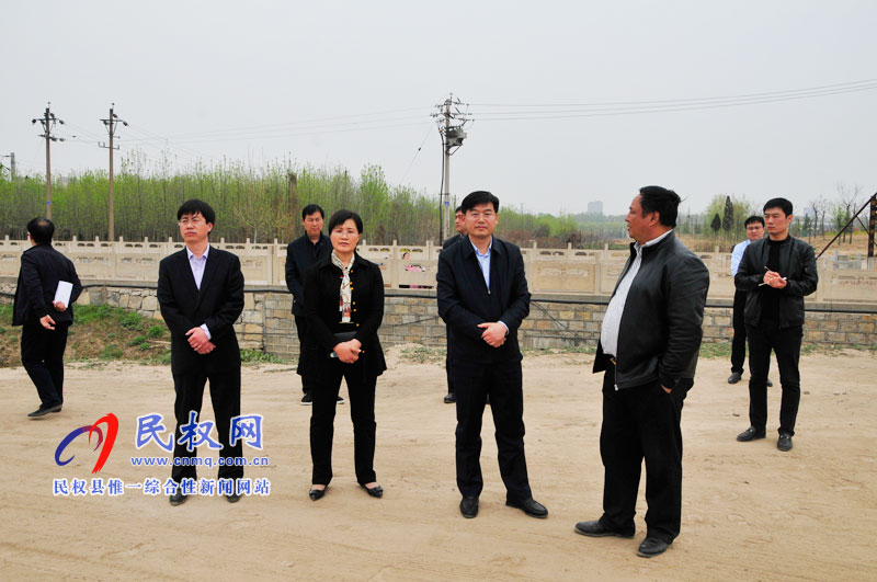 縣委副書記、縣長張團(tuán)結(jié)查看我縣城區(qū)綠化工作開展情況