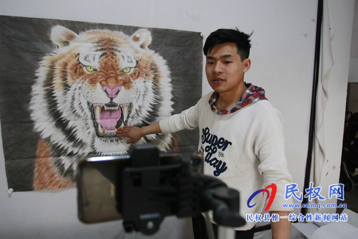 中國畫虎第一村：河南26歲小伙直播賣畫，一場賣出40多幅