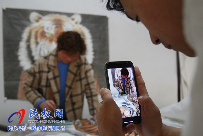 中國畫虎第一村：河南26歲小伙直播賣畫，一場賣出40多幅