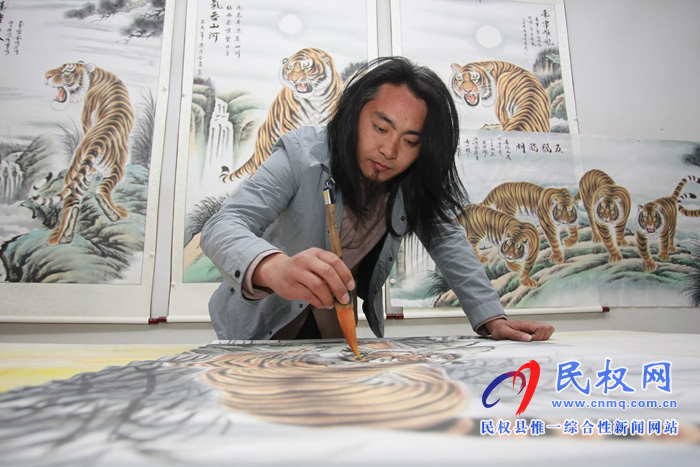 中國畫虎第一村：河南26歲小伙直播賣畫，一場賣出40多幅