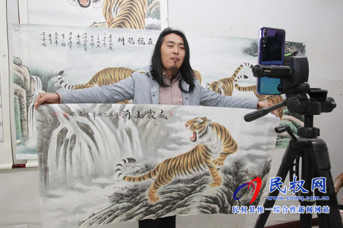 中國畫虎第一村：河南26歲小伙直播賣畫，一場賣出40多幅