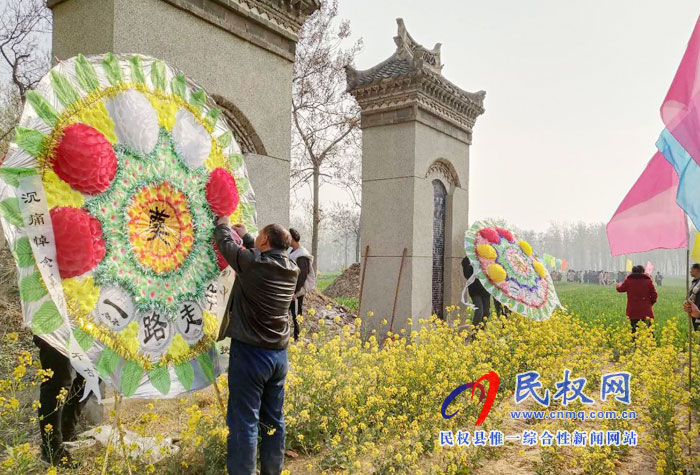 民權(quán)縣程莊鎮(zhèn)各中小學(xué)開(kāi)展形式多樣的清明祭掃活動(dòng) 民權(quán)縣程莊鎮(zhèn)各中小學(xué)開(kāi)展形式多樣的清明祭掃活動(dòng)