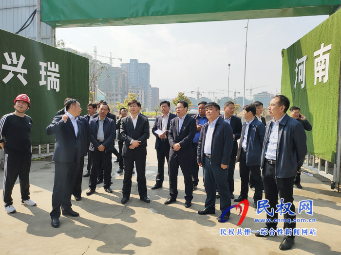 縣委副書記、縣長張團結查看我縣城區(qū)拆遷和安置房建設工作