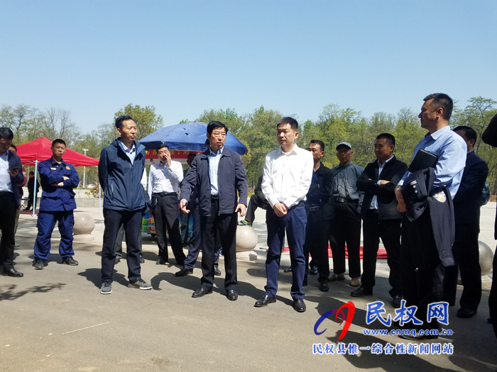 縣領(lǐng)導查看第三屆槐花節(jié)籌備工作 縣領(lǐng)導查看第三屆槐花節(jié)籌備工作