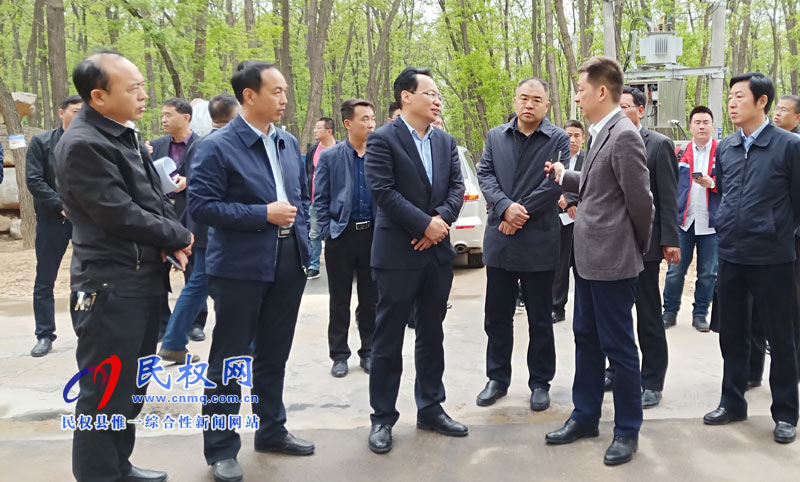 縣委常委、常務(wù)副縣長李啟峰現(xiàn)場督導(dǎo)第三屆槐花節(jié)籌備情況