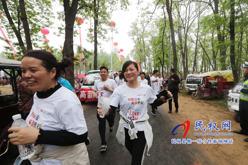 “多彩槐林?魅力民權(quán)”彩虹跑激情“開(kāi)跑” “多彩槐林?魅力民權(quán)”彩虹跑激情“開(kāi)跑”