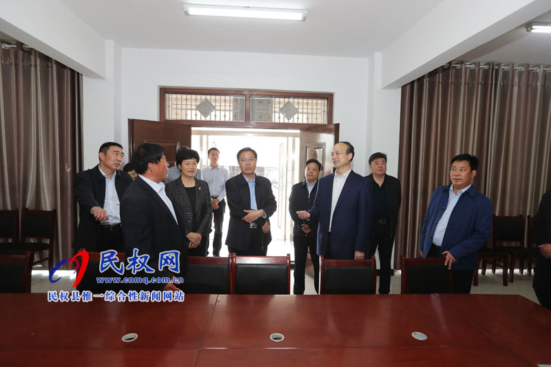 市人大常委會主任周樹群到我縣視察我縣鄉(xiāng)鎮(zhèn)人大代表聯(lián)絡(luò)站建設(shè)和脫貧攻堅工作 市人大常委會主任周樹群到我縣視察我縣鄉(xiāng)鎮(zhèn)人大代表聯(lián)絡(luò)站建設(shè)和脫貧攻堅工作