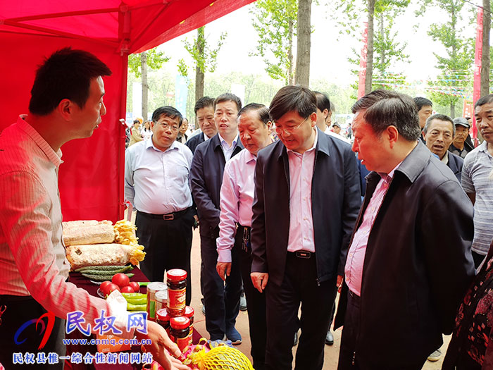 民革省委主委、省政協(xié)副主席李英杰蒞民察看“槐花節(jié)”系列活動(dòng)