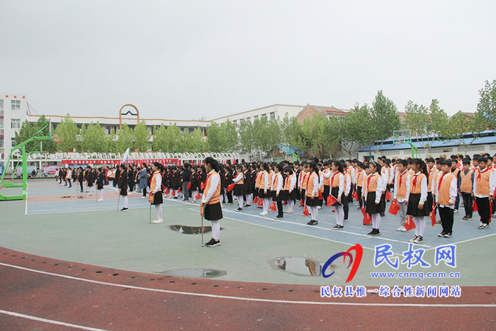 民權(quán)縣實(shí)驗(yàn)小學(xué)舉行“運(yùn)動(dòng)快樂(lè)，激情綻放”春季運(yùn)動(dòng)會(huì)