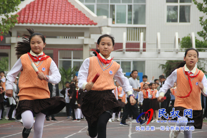 民權(quán)縣實(shí)驗(yàn)小學(xué)舉行“運(yùn)動(dòng)快樂(lè)，激情綻放”春季運(yùn)動(dòng)會(huì)