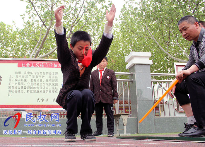 民權(quán)縣實(shí)驗(yàn)小學(xué)舉行“運(yùn)動(dòng)快樂(lè)，激情綻放”春季運(yùn)動(dòng)會(huì)