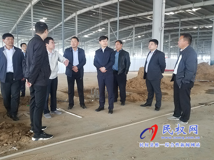 縣委副書記、縣長張團結(jié)查看我縣企業(yè)生產(chǎn)和建設(shè)工作