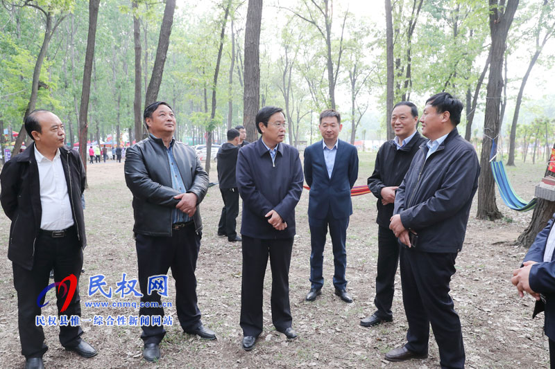 市人大常委會(huì)副主任、民權(quán)縣委書記姬脈常察看槐花節(jié)系列活動(dòng)開(kāi)展情況