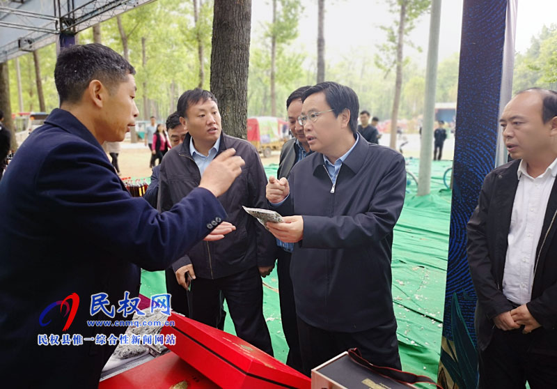 市人大常委會(huì)副主任、民權(quán)縣委書記姬脈常察看槐花節(jié)系列活動(dòng)開(kāi)展情況