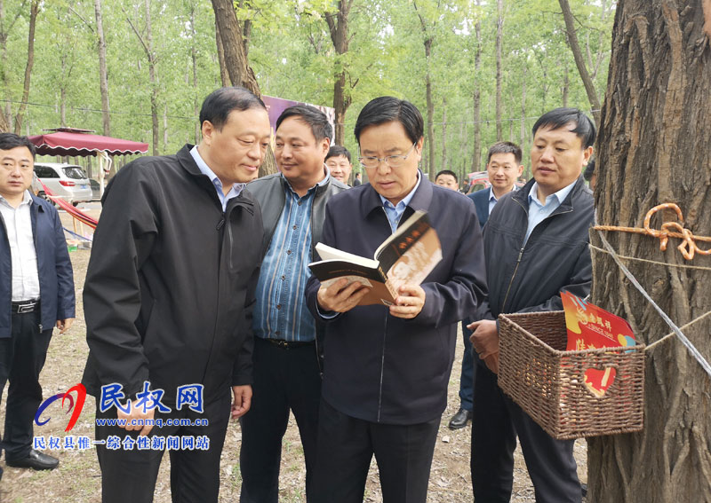 市人大常委會(huì)副主任、民權(quán)縣委書記姬脈常察看槐花節(jié)系列活動(dòng)開(kāi)展情況