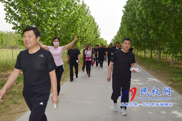 民權(quán)縣糧食收儲中心慶祝新中國成立70周年“放飛心情，健行健康”徒步行