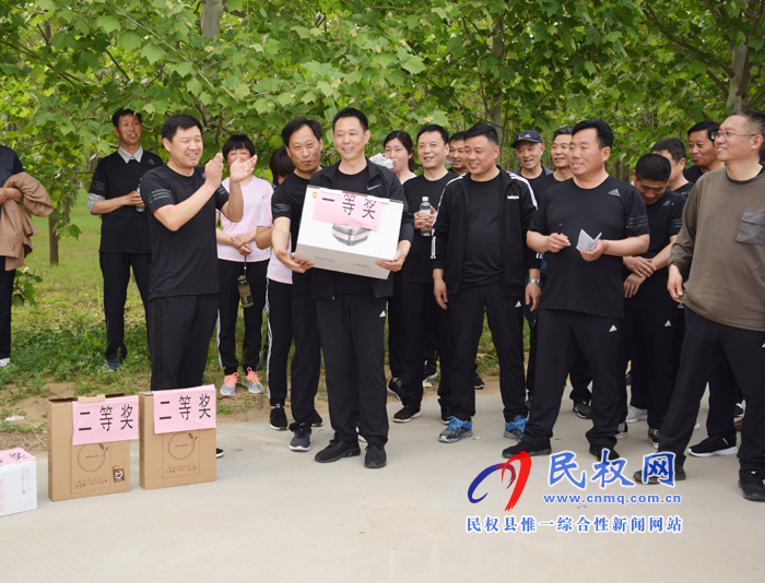 民權(quán)縣糧食收儲中心慶祝新中國成立70周年“放飛心情，健行健康”徒步行