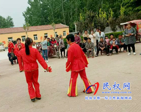 野崗鎮(zhèn)“春蕾”藝人?；鼐蠢显嚎纯? title=