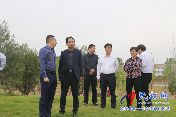 縣委常委、常務副縣長李啟峰查看我縣綠化和重點拆遷工作
