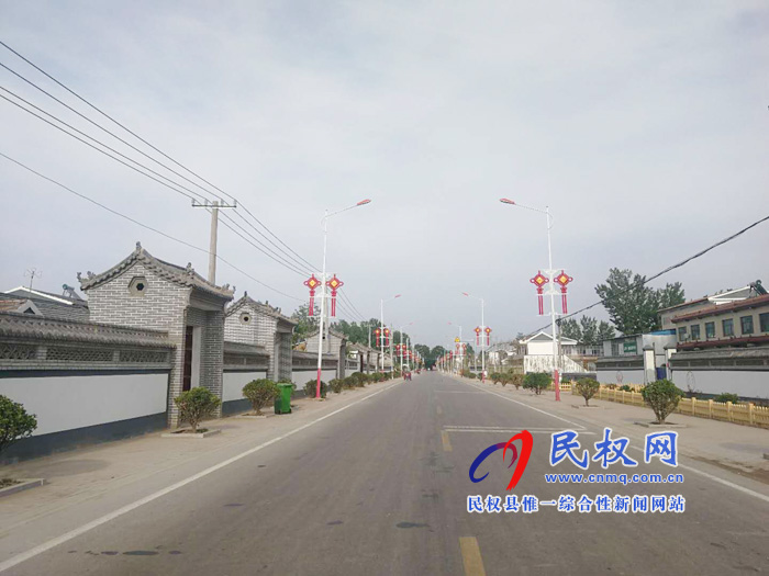 王莊寨鎮(zhèn):安裝中國結(jié)彩燈 扮靚美麗鄉(xiāng)村 王莊寨鎮(zhèn):安裝中國結(jié)彩燈 扮靚美麗鄉(xiāng)村