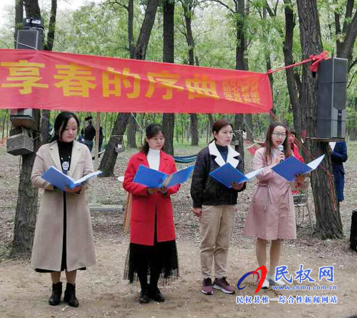 縣文藝志愿者開展春日經(jīng)典誦讀活動(dòng) 縣文藝志愿者開展春日經(jīng)典誦讀活動(dòng)