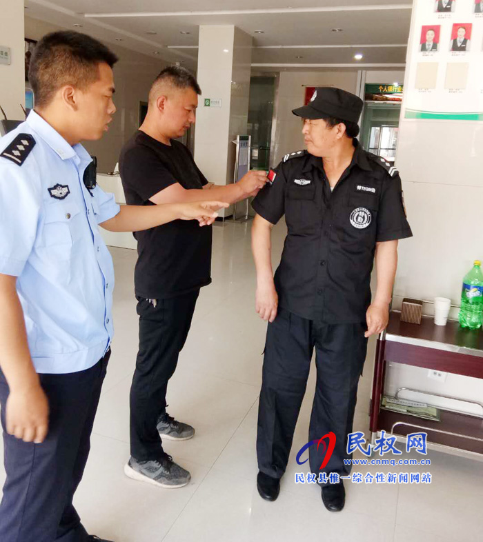 龍?zhí)伶?zhèn)綜治辦對鎮(zhèn)域內(nèi)企事業(yè)單位保安服裝標識進行排查 龍?zhí)伶?zhèn)綜治辦對鎮(zhèn)域內(nèi)企事業(yè)單位保安服裝標識進行排查