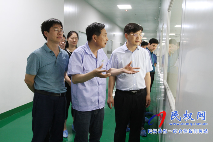 縣委副書記、縣長張團(tuán)結(jié)實地察看我縣重點項目建設(shè)情況