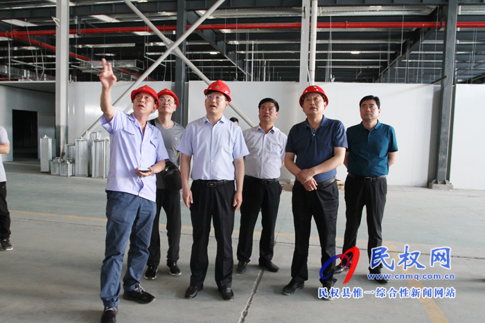 縣委副書記、縣長張團(tuán)結(jié)實地察看我縣重點項目建設(shè)情況