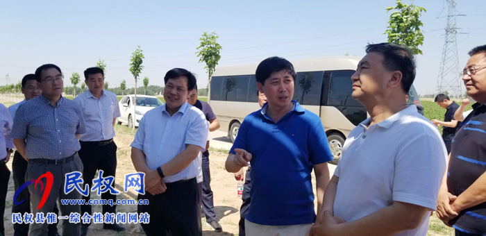 睢陽區(qū)副區(qū)長楊光磊一行到我縣考察農(nóng)業(yè)種植業(yè)結(jié)構(gòu)調(diào)整工作 睢陽區(qū)副區(qū)長楊光磊一行到我縣考察農(nóng)業(yè)種植業(yè)結(jié)構(gòu)調(diào)整工作