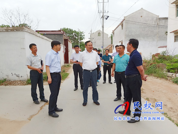 市委常委、常務(wù)副市長(zhǎng)吳祖明到我縣龍?zhí)伶?zhèn)邢莊村開展“三?五”基層工作日活動(dòng)