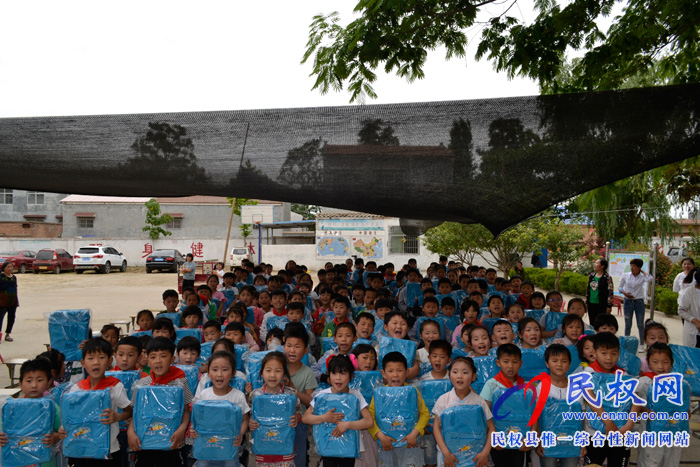 民權(quán)縣程莊鎮(zhèn)王柿園希望小學舉行“有福童享 繪就夢想”愛心公益活動受贈儀式 民權(quán)縣程莊鎮(zhèn)王柿園希望小學舉行“有福童享 繪就夢想”愛心公益活動受贈儀式