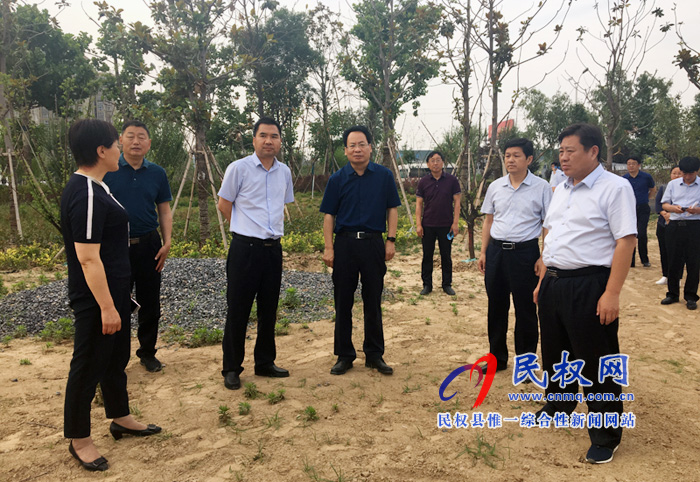 縣委常委、常務(wù)副縣長李啟峰查看我縣創(chuàng)建國家園林城市工作開展情況