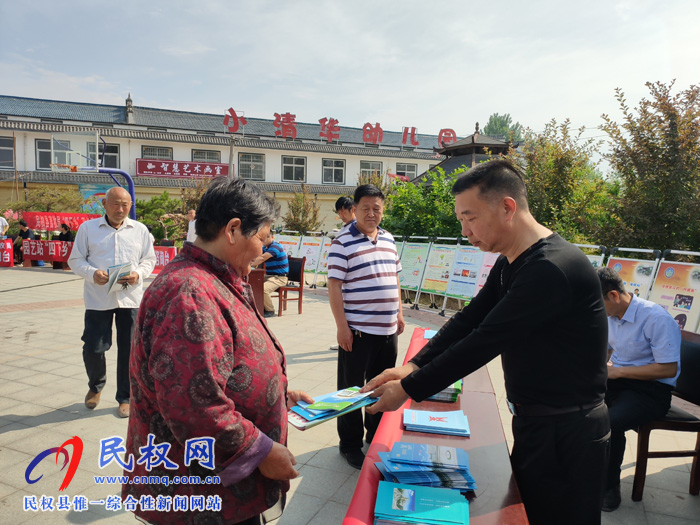 民權(quán):“四下鄉(xiāng)”暨“科技活動周”活動 ?服務(wù)群眾零距離 民權(quán):“四下鄉(xiāng)”暨“科技活動周”活動 ?服務(wù)群眾零距離