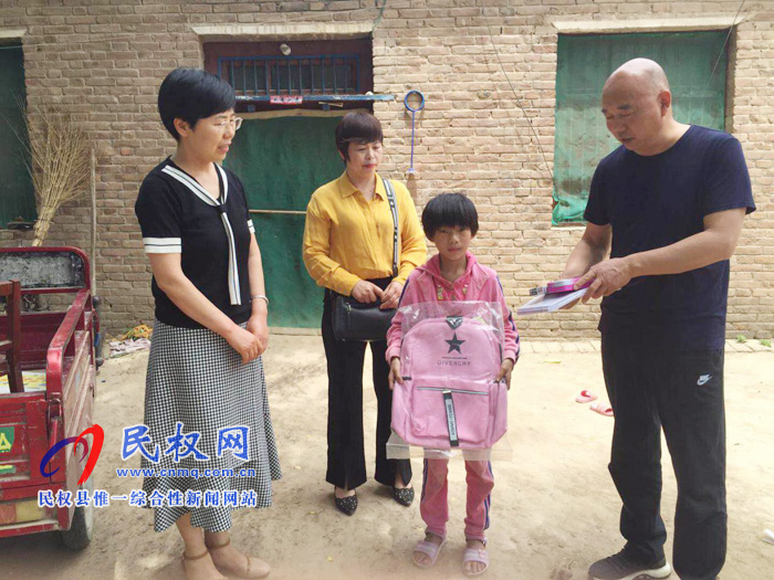 民權(quán)縣總工會到白云寺鎮(zhèn)柏木崗村慰問留守兒童 民權(quán)縣總工會到白云寺鎮(zhèn)柏木崗村慰問留守兒童