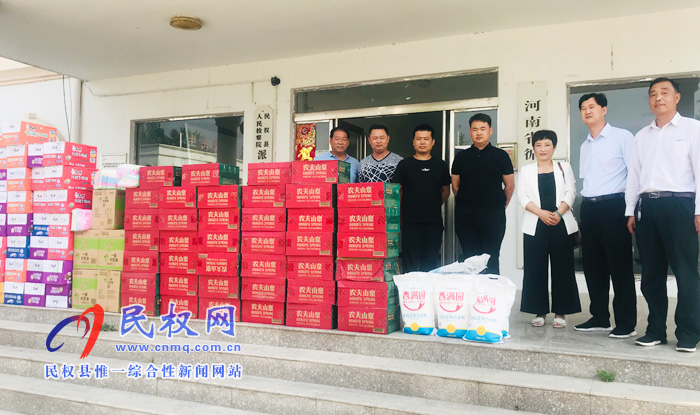 孫六鎮(zhèn):愛心企業(yè)家慰問(wèn)“三夏”一線干部 孫六鎮(zhèn):愛心企業(yè)家慰問(wèn)“三夏”一線干部