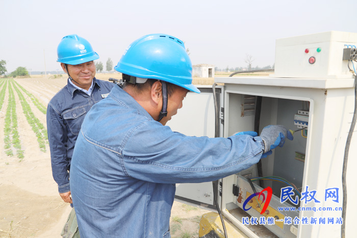民權(quán)縣供電公司:“零距離”服務(wù)麥?zhǔn)瞻踩秒? title=
