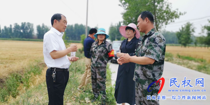 市農(nóng)業(yè)農(nóng)村局副局長蔡振海蒞臨民權(quán)指導(dǎo)麥?zhǔn)展ぷ? title=