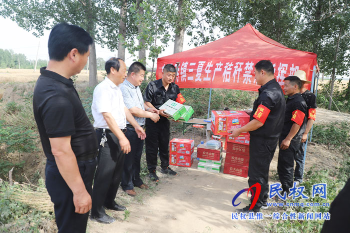 副縣長張士彬、縣總工會(huì)主席瞿志君到白云寺鎮(zhèn)慰問“三夏”秸稈禁燒一線干部