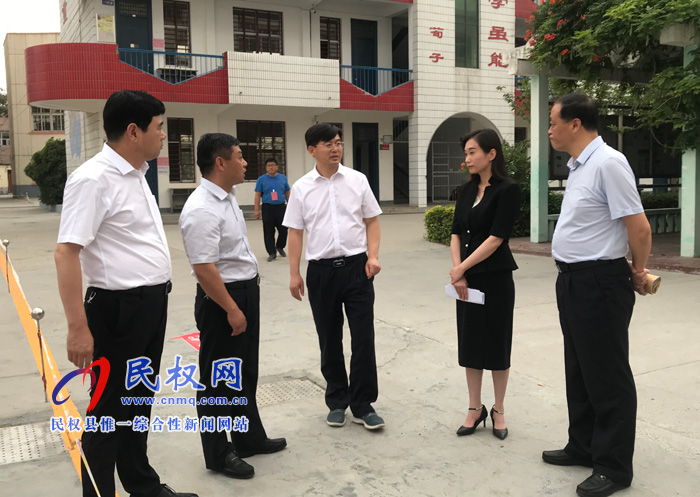 縣委副書記、縣長張團(tuán)結(jié)查看高考工作準(zhǔn)備情況